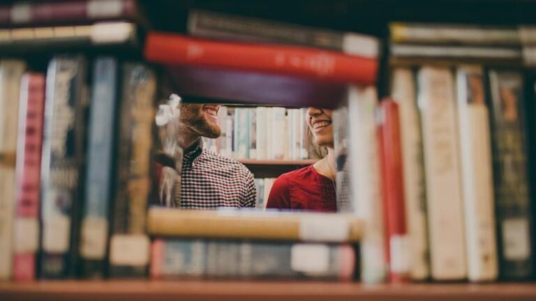 Boekenrek in de bibliotheek