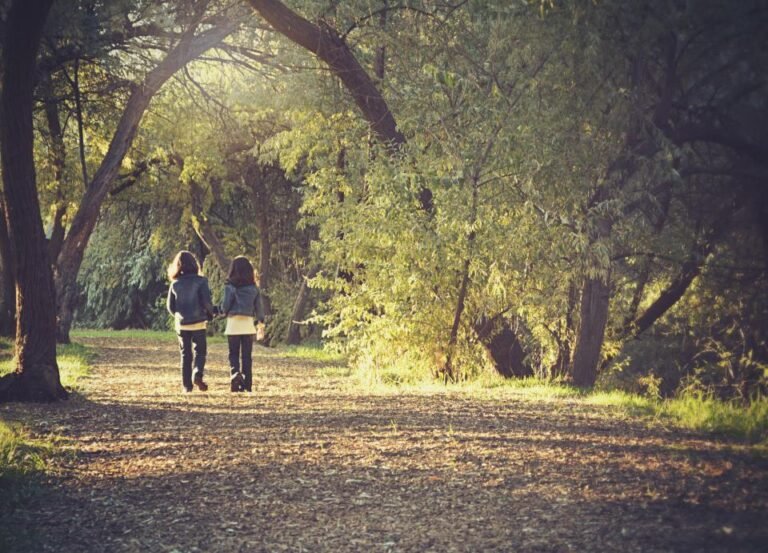 Twee kinderen wandelen op een bospad