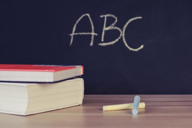 Bord met ABC en een stapel boeken